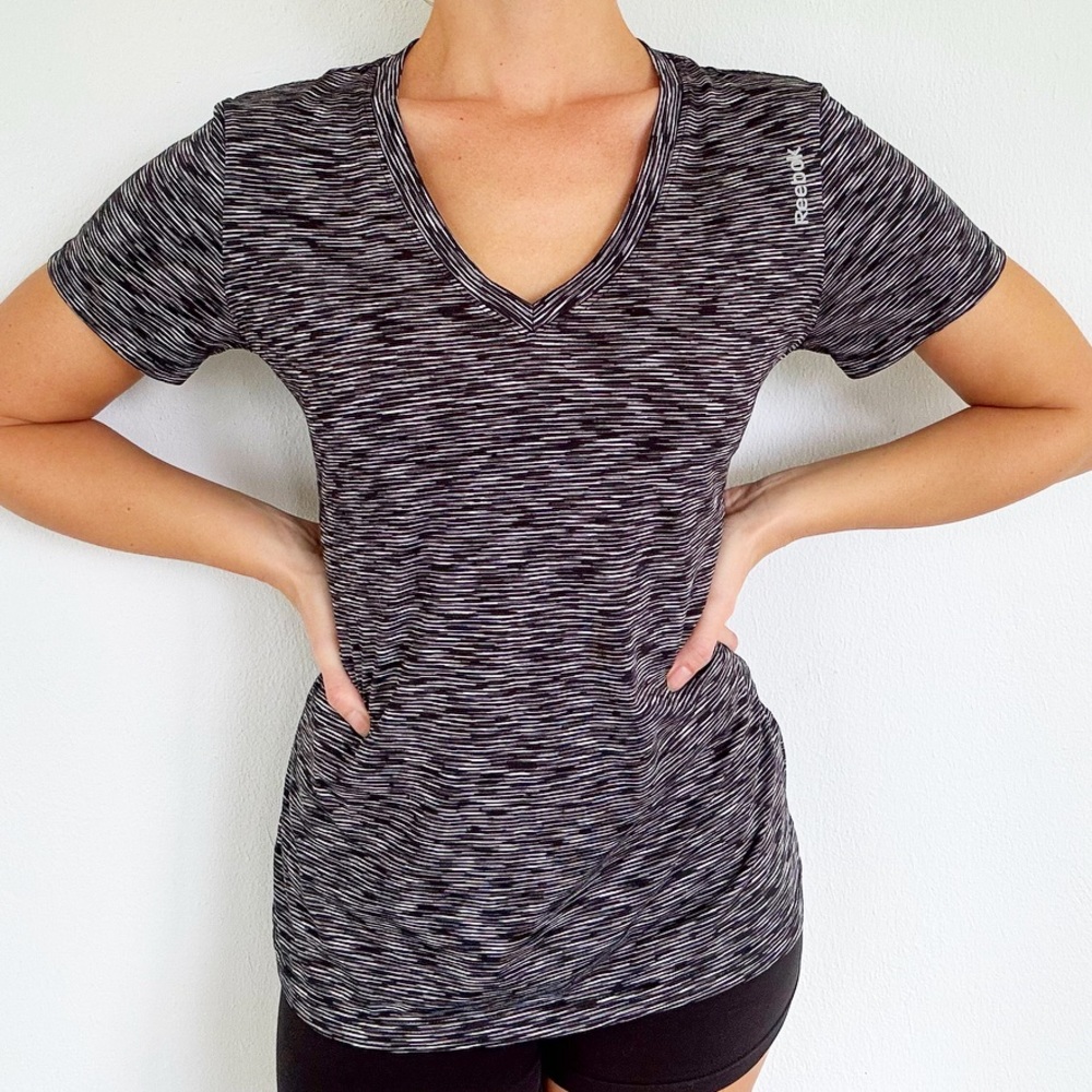 Reebok black white abstract v-neck performance workout top size medium